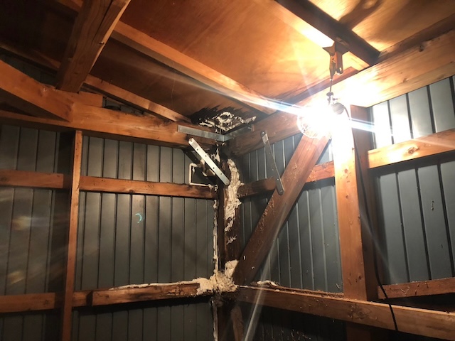 八尾市にて物置の雨漏り・屋根工事を実施するためには屋根上のベランダを撤去する必要がありました